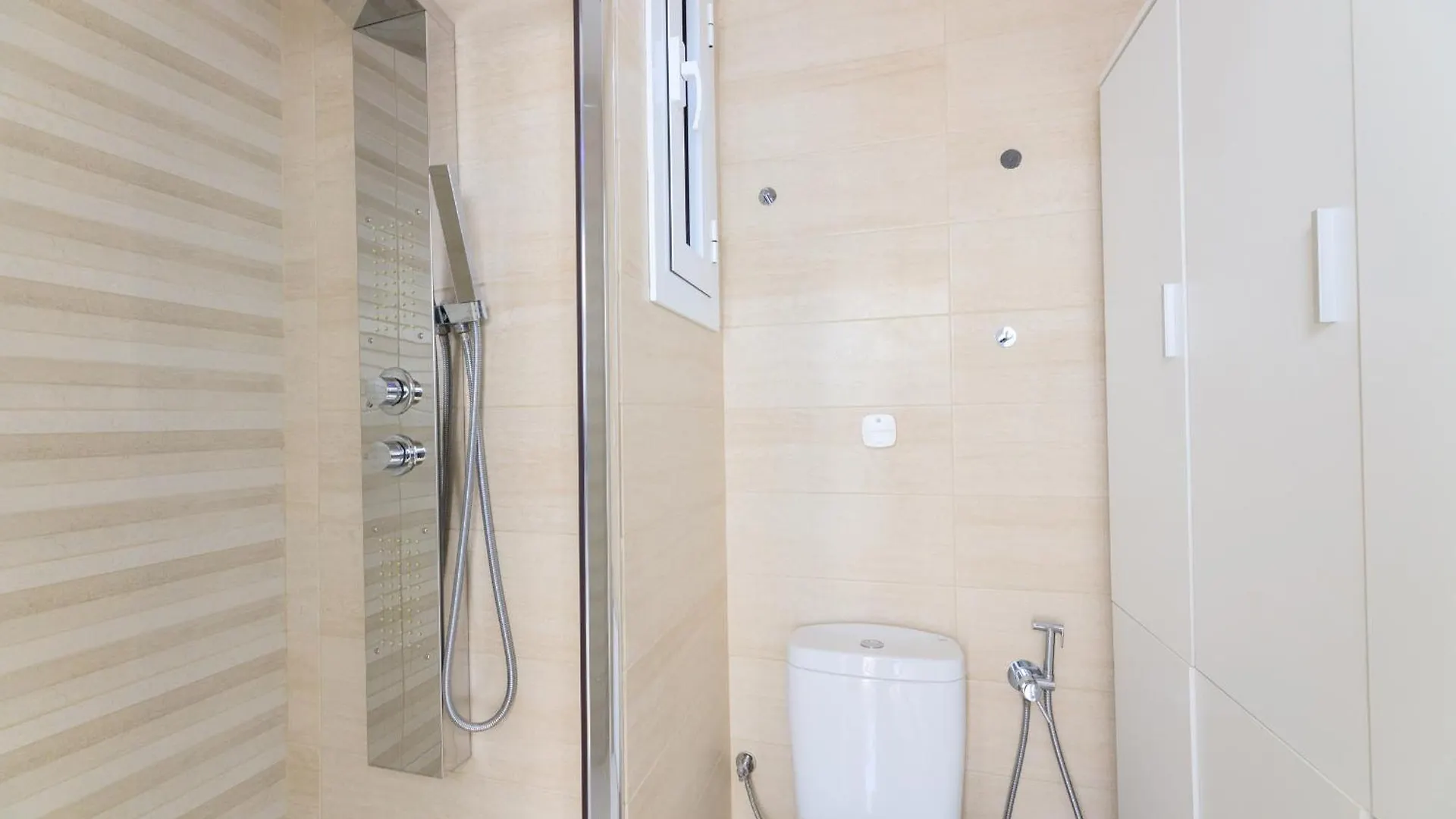 Aparteasy - Private Terrace, 3 Bedrooms, Eixample Barcelona Apartment