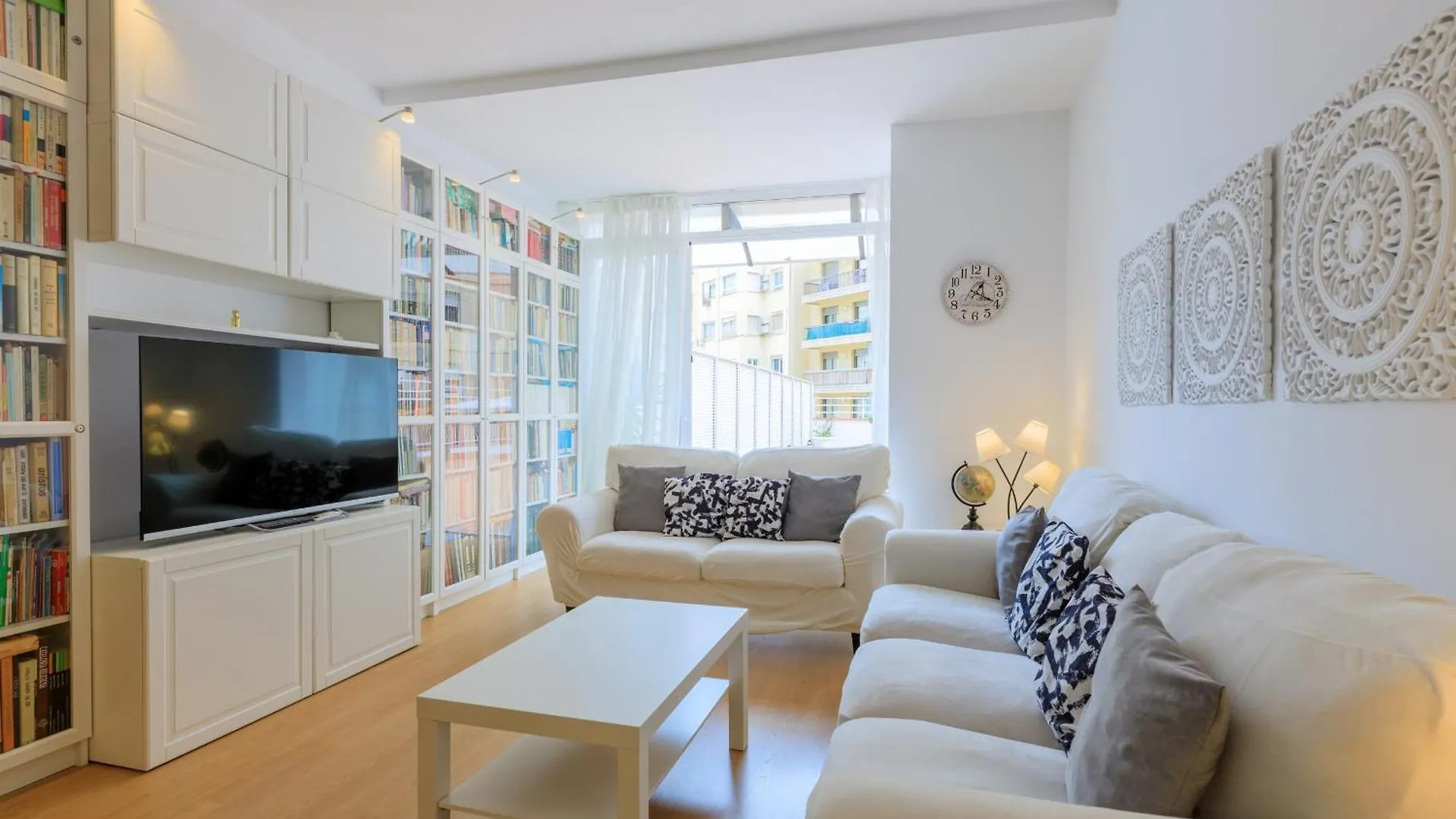 Aparteasy - Private Terrace, 3 Bedrooms, Eixample Barcelona Apartment
