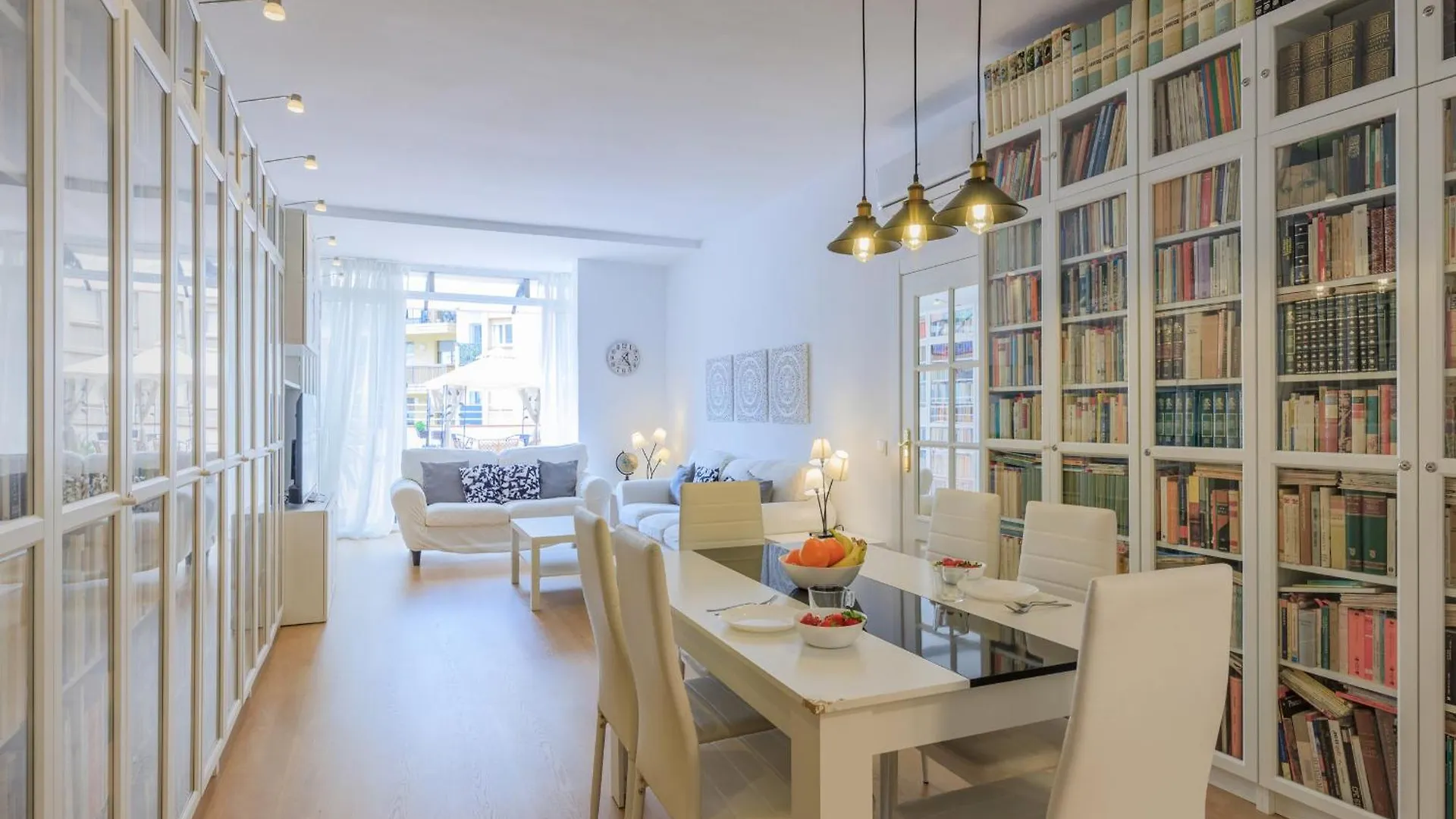 Aparteasy - Private Terrace, 3 Bedrooms, Eixample location