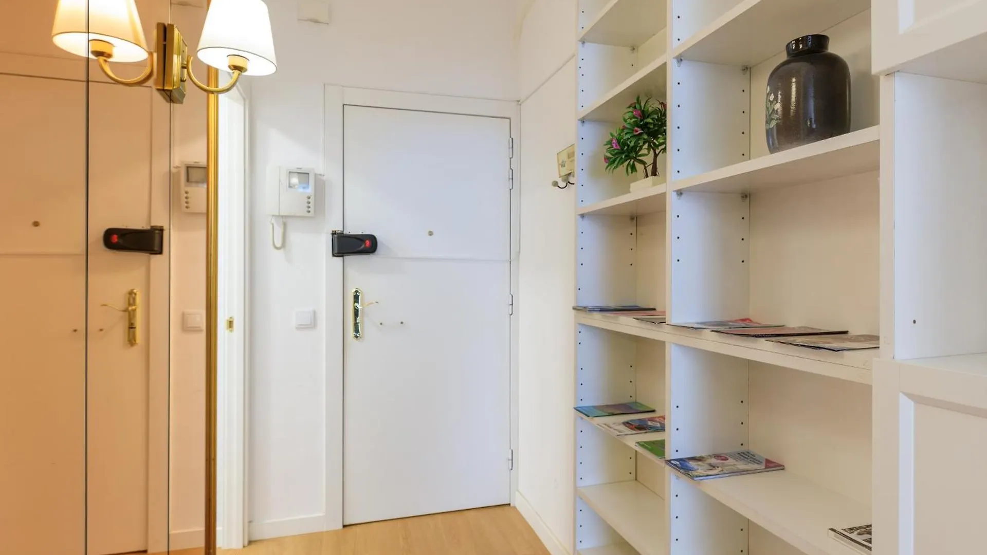 Aparteasy - Private Terrace, 3 Bedrooms, Eixample Barcelona 0*,