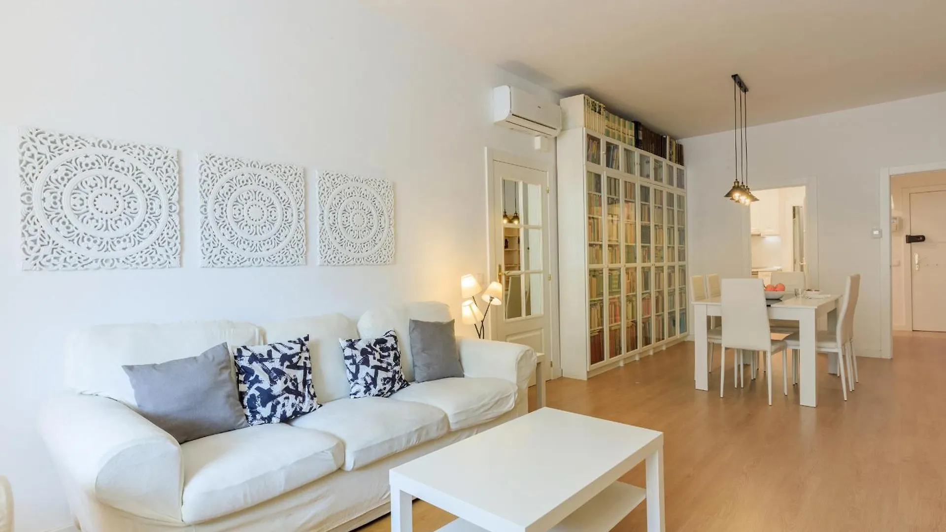 Aparteasy - Private Terrace, 3 Bedrooms, Eixample Barcelona Spain
