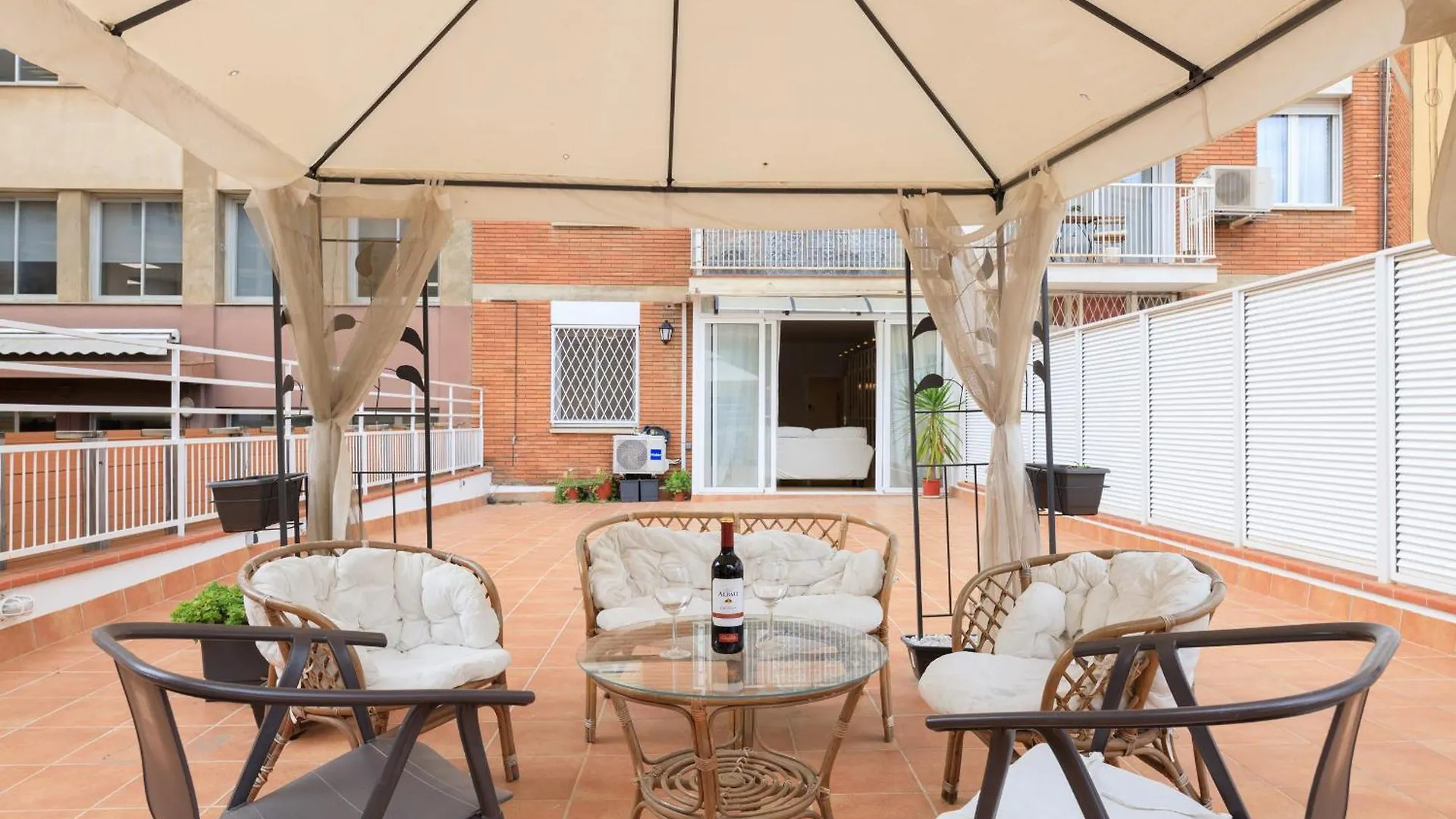 Aparteasy - Private Terrace, 3 Bedrooms, Eixample Barcelona Apartment